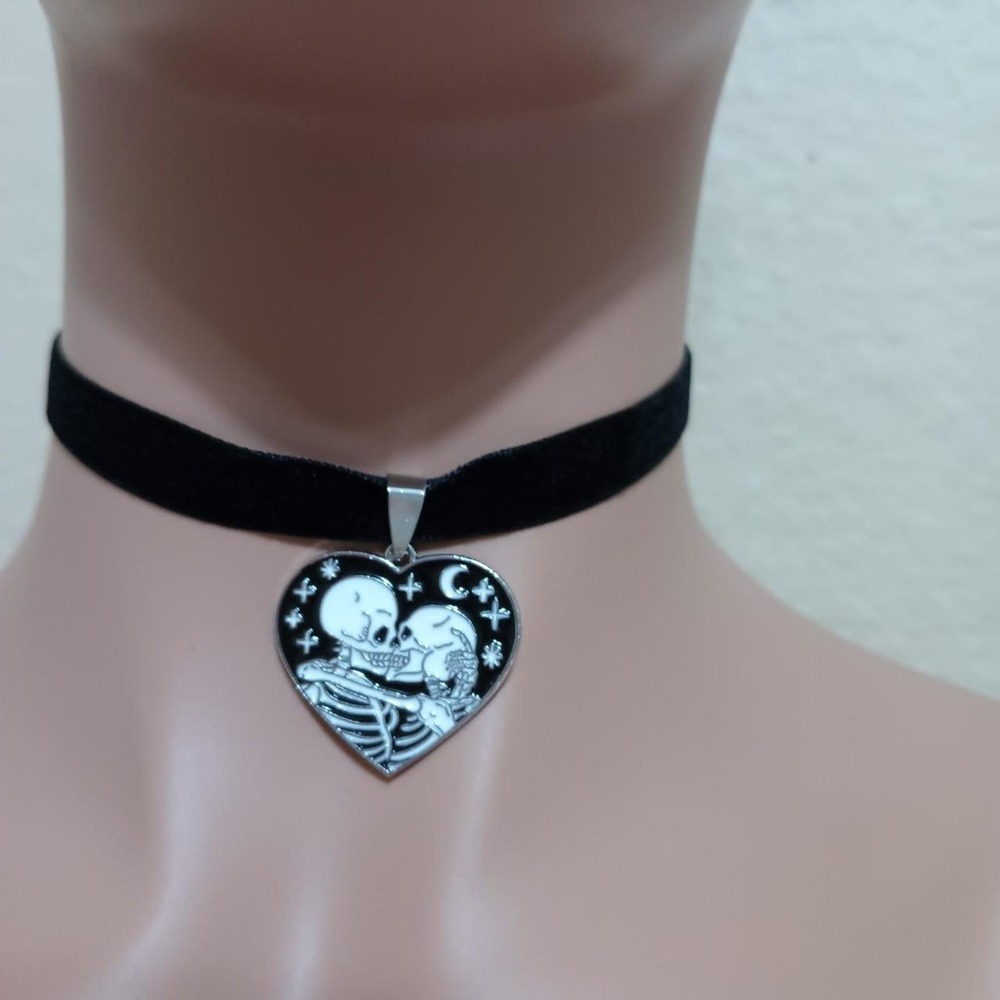 Black heart skeleton kiss black